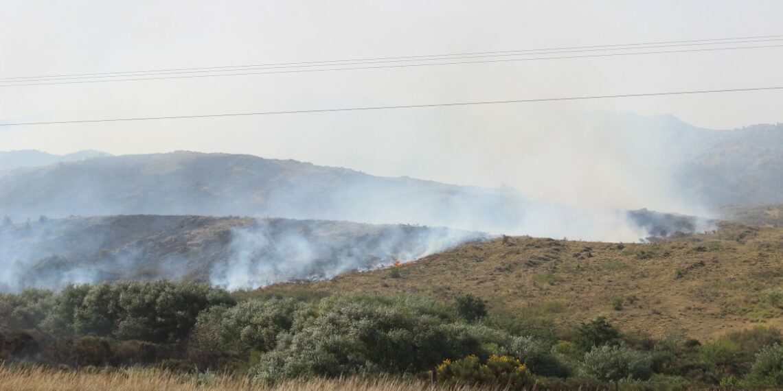 Los bomberos combaten un incendio en la zona serrana (VIDEO Y FOTOS)