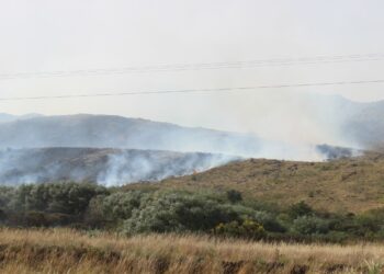 Los bomberos combaten un incendio en la zona serrana (VIDEO Y FOTOS)
