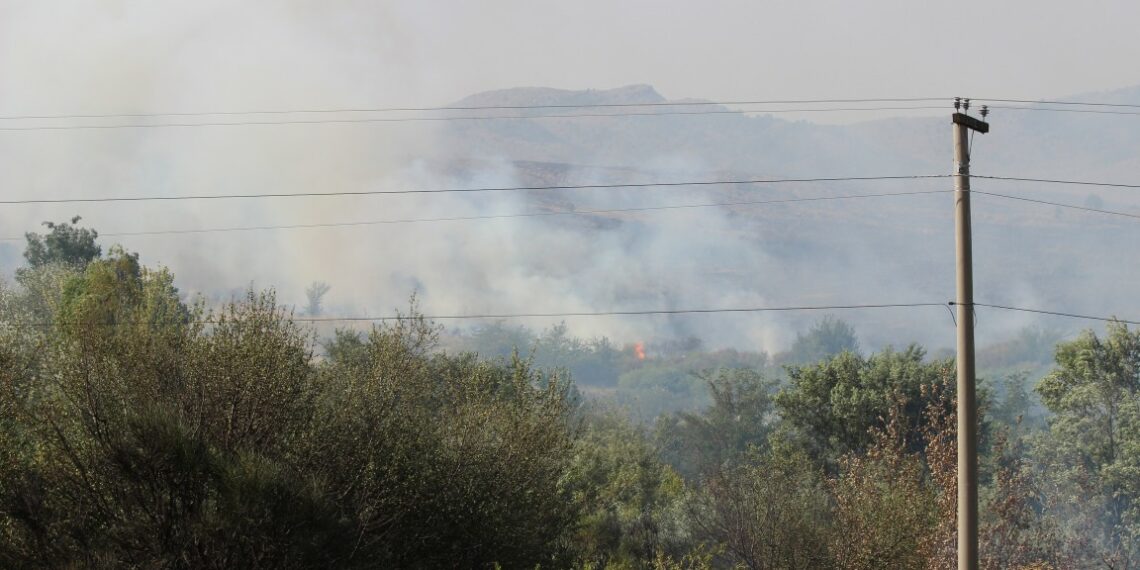 Los bomberos combaten un incendio en la zona serrana (VIDEO Y FOTOS)