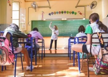 6 de cada 10 niños y adolescentes escolarizados en Argentina son pobres