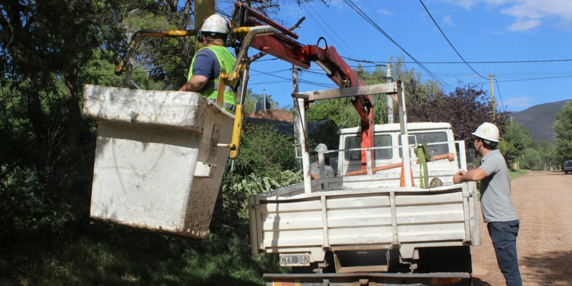 Continúa el despeje de ramas en Villa Ventana para la instalación de líneas de fibra óptica