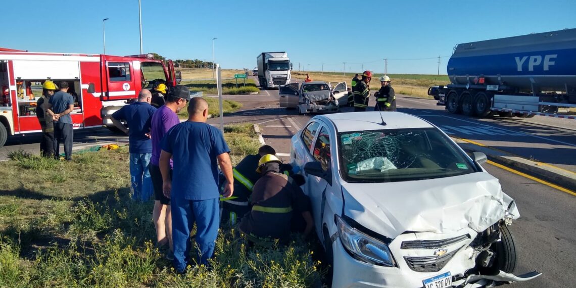 Choque frontal en la rotonda que une la RN 33 y la RP 76 (Video y fotos)