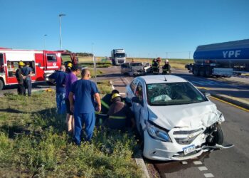 Choque frontal en la rotonda que une la RN 33 y la RP 76 (Video y fotos)