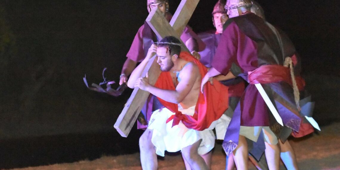 Una nueva edición del Vía Crucis Viviente se llevó a cabo en Parque Láinez (Videos y fotos)