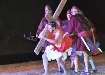 Una nueva edición del Vía Crucis Viviente se llevó a cabo en Parque Láinez (Videos y fotos)
