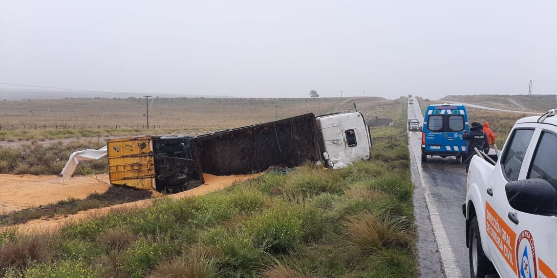 Volcó un camión en el km. 37 de la Ruta 33