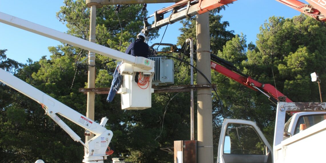 Personal de la CELT. instaló un nuevo transformador para ampliar la potencia en el predio de la Asociación Rural