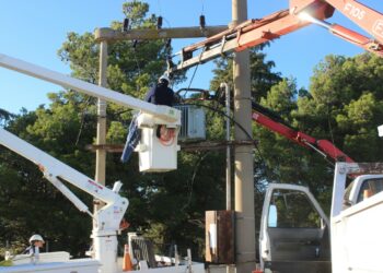 Personal de la CELT. instaló un nuevo transformador para ampliar la potencia en el predio de la Asociación Rural