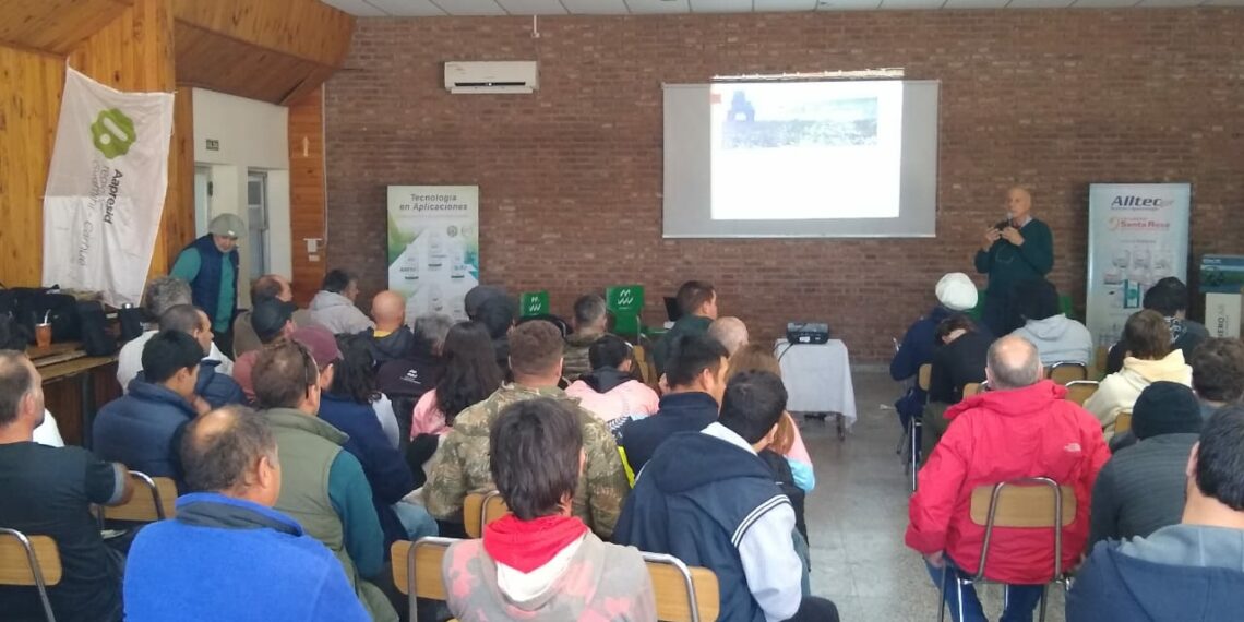 Importante jornada de capacitación para aplicadores terrestres de agroquímicos (Videos)