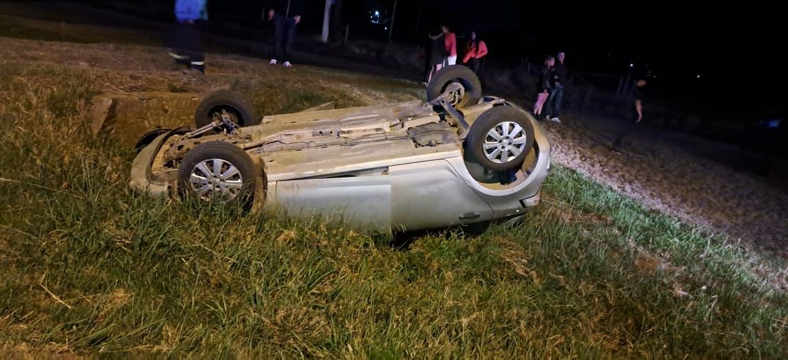 Vuelco de un auto en cercanías del paso a nivel