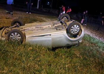 Vuelco de un auto en cercanías del paso a nivel