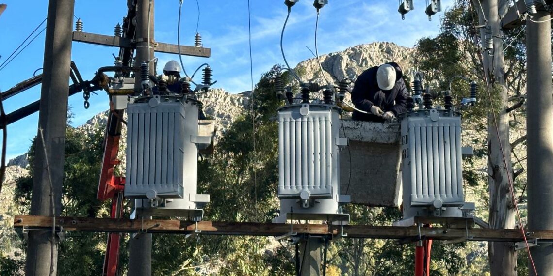 Personal de la CELT. realizó la instalación de reconectadores en el Abra de la Ventana (VIDEO Y FOTOS)