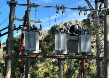 Personal de la CELT. realizó la instalación de reconectadores en el Abra de la Ventana (VIDEO Y FOTOS)