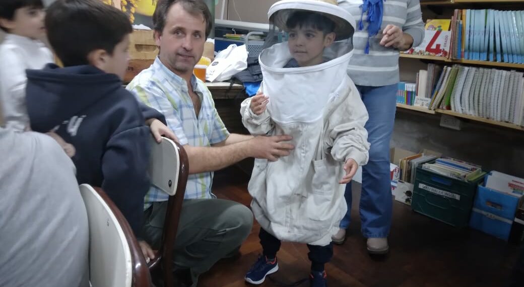 En la Semana de la Miel la Coooperativa Apícola visitó distintos establecimientos educativos