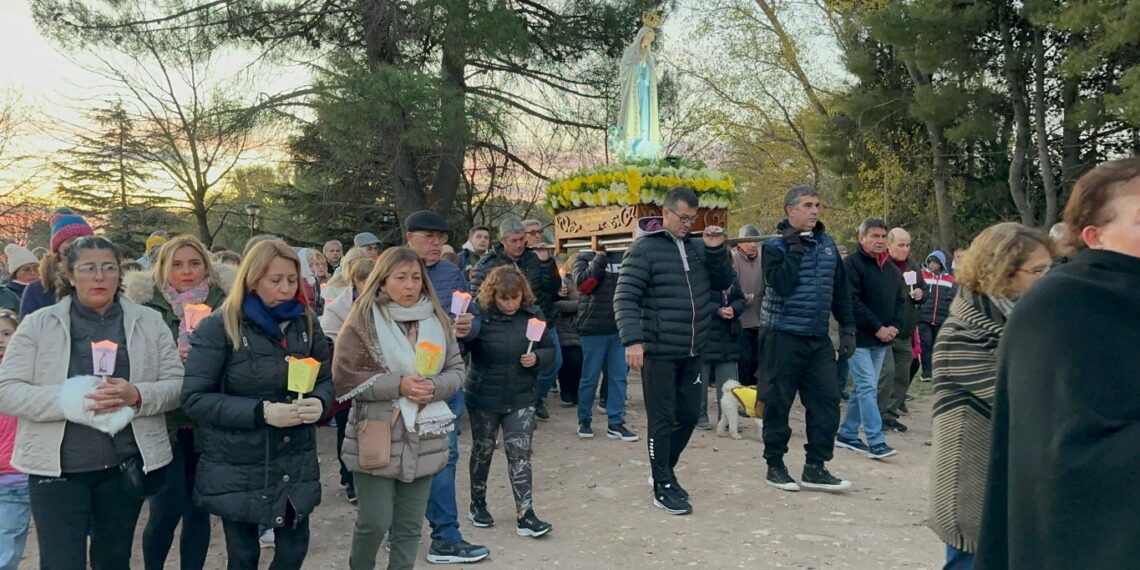 Se realizó la procesión de velas al Santuario de Fatima