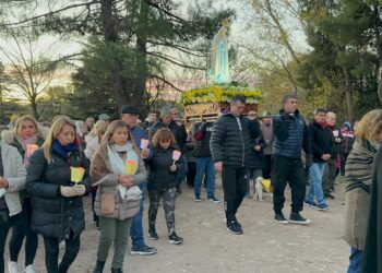 Se realizó la procesión de velas al Santuario de Fatima