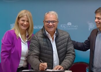 Sergio Bordoni junto al gobernador en la firma de la segunda cuota del Fondo de Fortalecimiento Fiscal Municipal