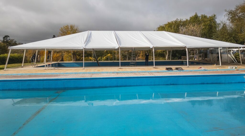 Comenzó la colocación de la cobertura de la piscina climatizada de Sierra de la Ventana