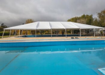 Comenzó la colocación de la cobertura de la piscina climatizada de Sierra de la Ventana