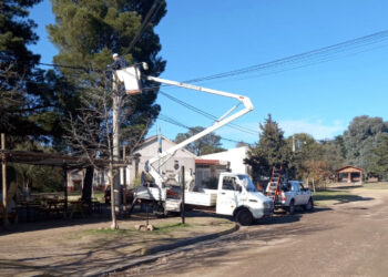 CELT. Informa: Continúa la obra de instalación de fibra óptica en Villa Ventana