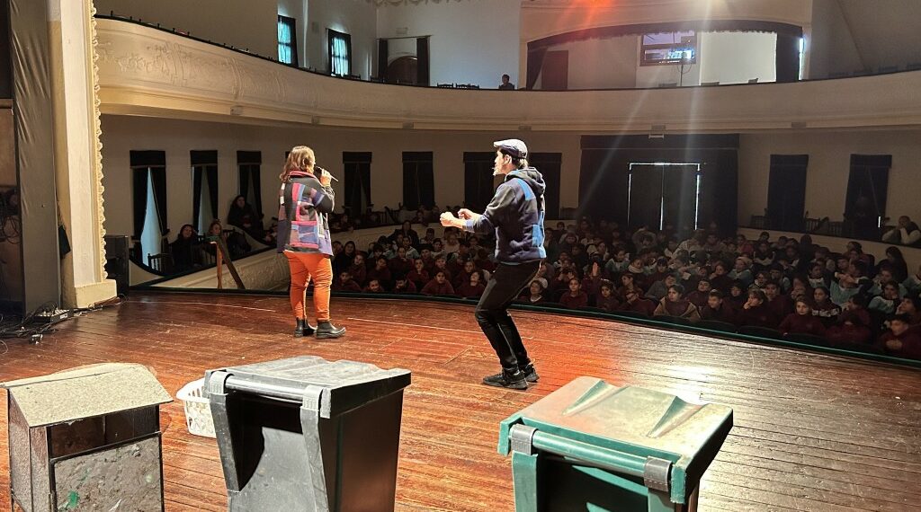 Mes del Ambiente: Alumnos de Tornquist disfrutaron de una jornada de magia y música en el Teatro Municipal