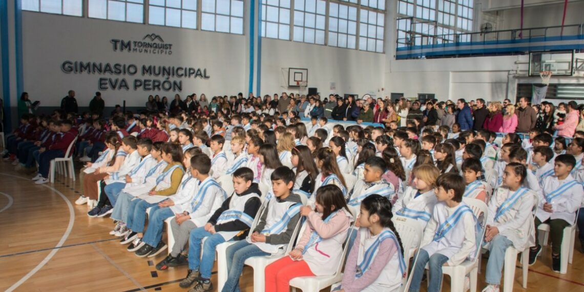 Más de 350 alumnos del distrito de Tornquist prometieron lealtad a la Bandera Argentina (VIDEOS Y FOTOS)