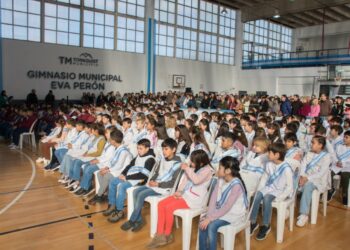 Más de 350 alumnos del distrito de Tornquist prometieron lealtad a la Bandera Argentina (VIDEOS Y FOTOS)