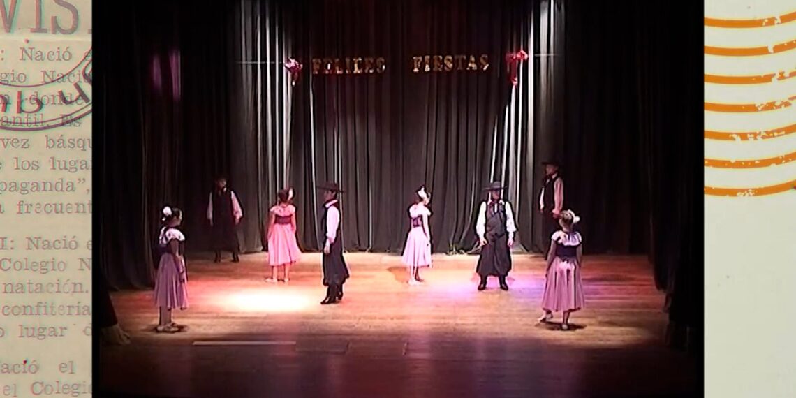 Historias de Archivo: Actuación de la Escuela Folklórica Municipal en el Teatro Funke (Video)