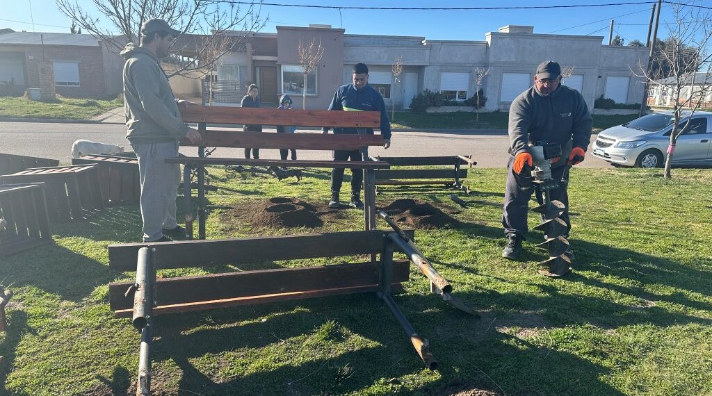 Vecinos Unidos del sector sur realizan su aporte para la puesta en valor de la Plaza del Barrio
