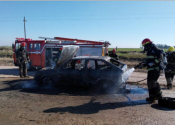 Se incendió un vehículo Volkswagen Gol camino a Chasicó, en cercanías del acceso a Ruta 33