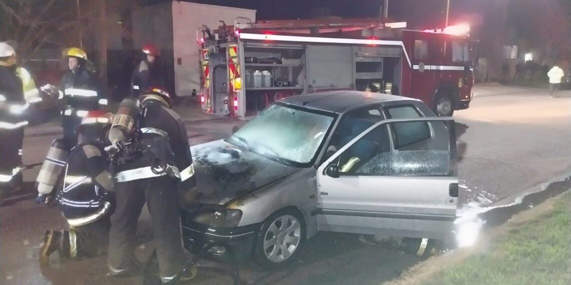 Incendio de un vehículo en Jorge Newbery al 220