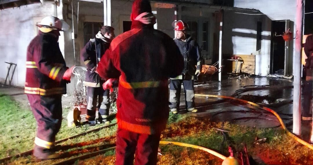 Incendio de estructura en un establecimiento rural