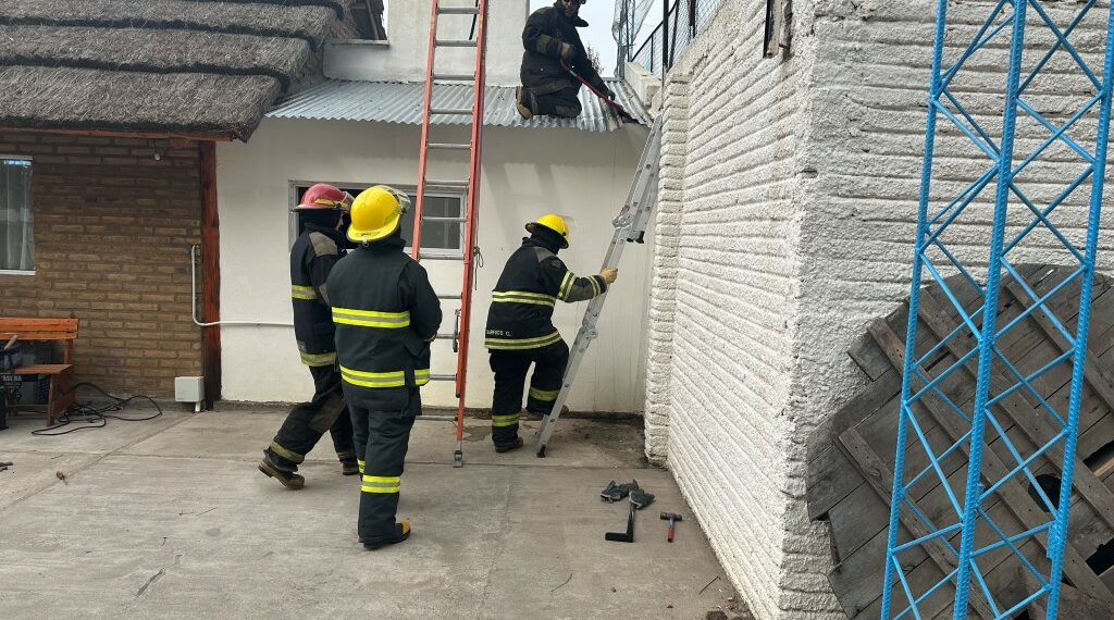 Los bomberos fueron convocados por un principio de incendio en el Club Papelero