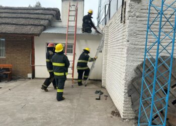 Los bomberos fueron convocados por un principio de incendio en el Club Papelero
