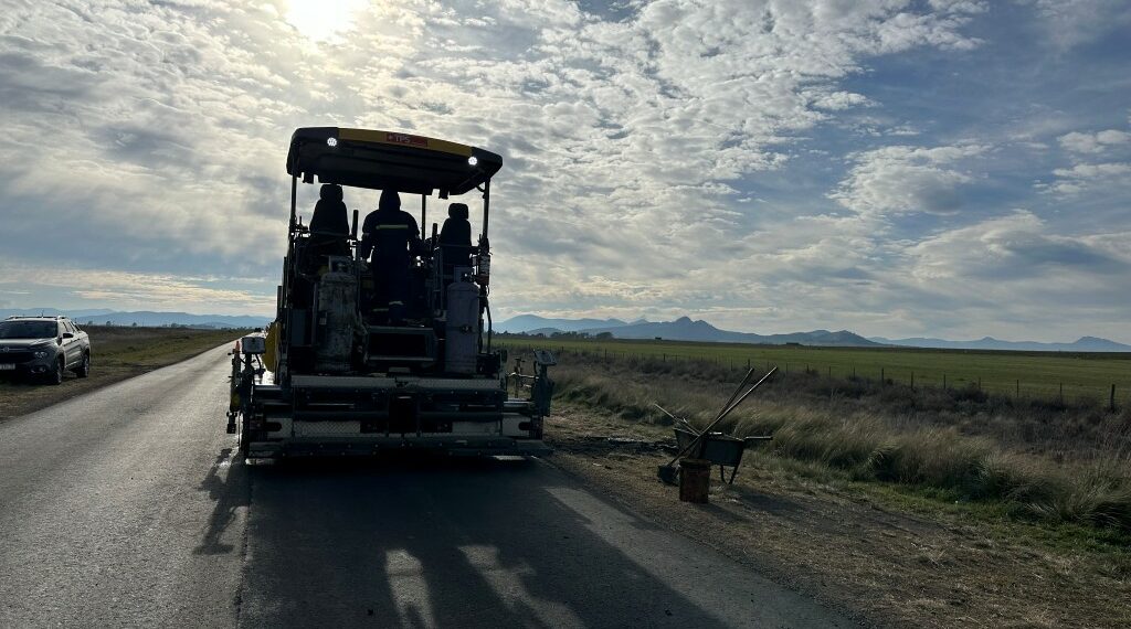 Comenzaron los trabajos de Bacheo Profundo en la Ruta 76 que atraviesa la Comarca Serrana