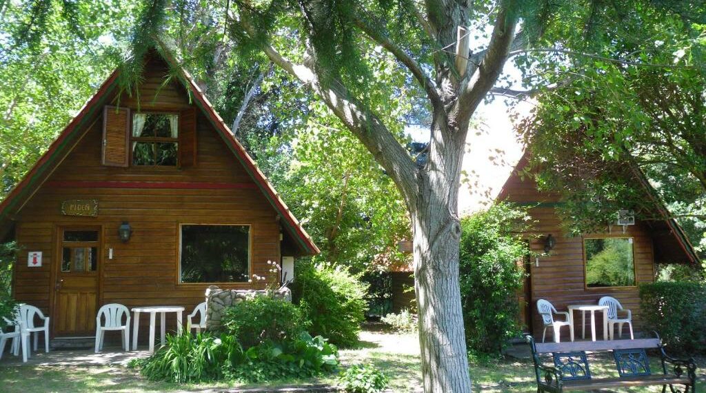 Cabañas “Ñuke Mapu” cumple 30 años de trayectoria en la Comarca Serrana (Video)