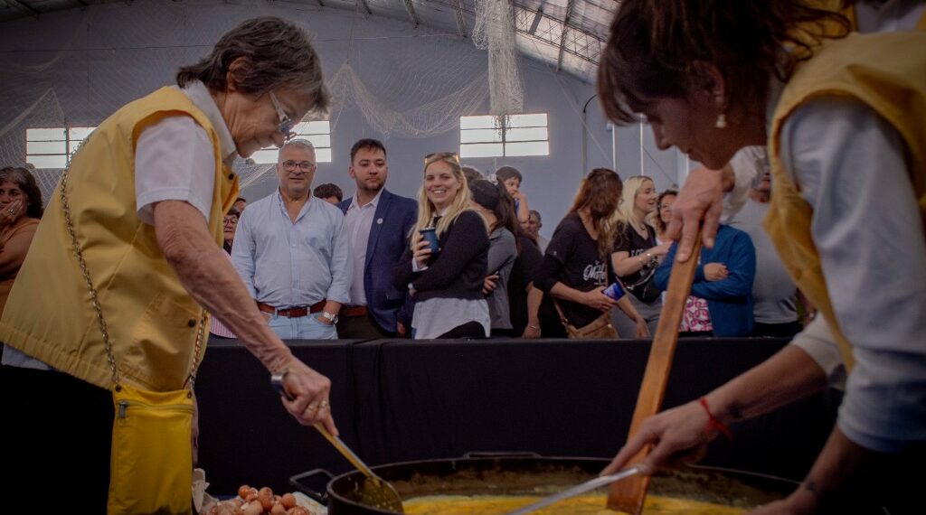 Chasicó celebró su 128º aniversario con música, tradición y una réplica de la omelette gigante