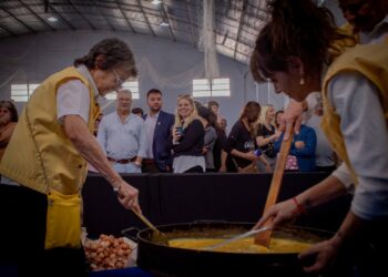Chasicó celebró su 128º aniversario con música, tradición y una réplica de la omelette gigante
