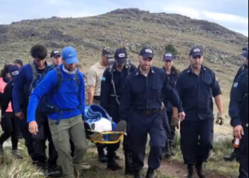 Rescataron a un montañista que se fracturó mientras subía el cerro Tres Picos