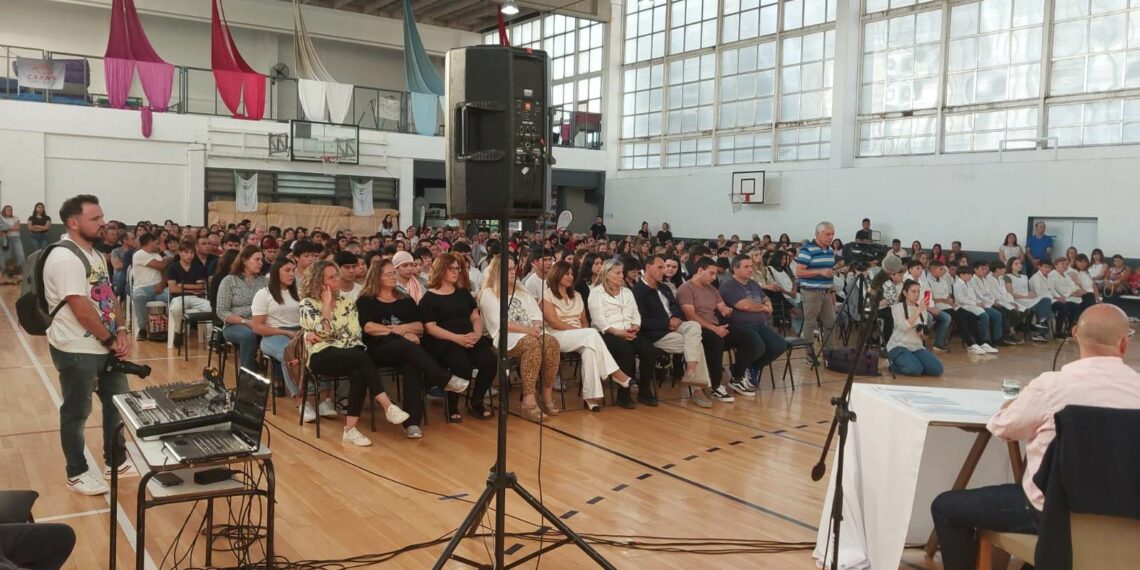 HCD.: Se realizó la sesión extraordinaria y la entrega de diplomas a abanderados y escoltas de establecimientos educativos del distrito (video)