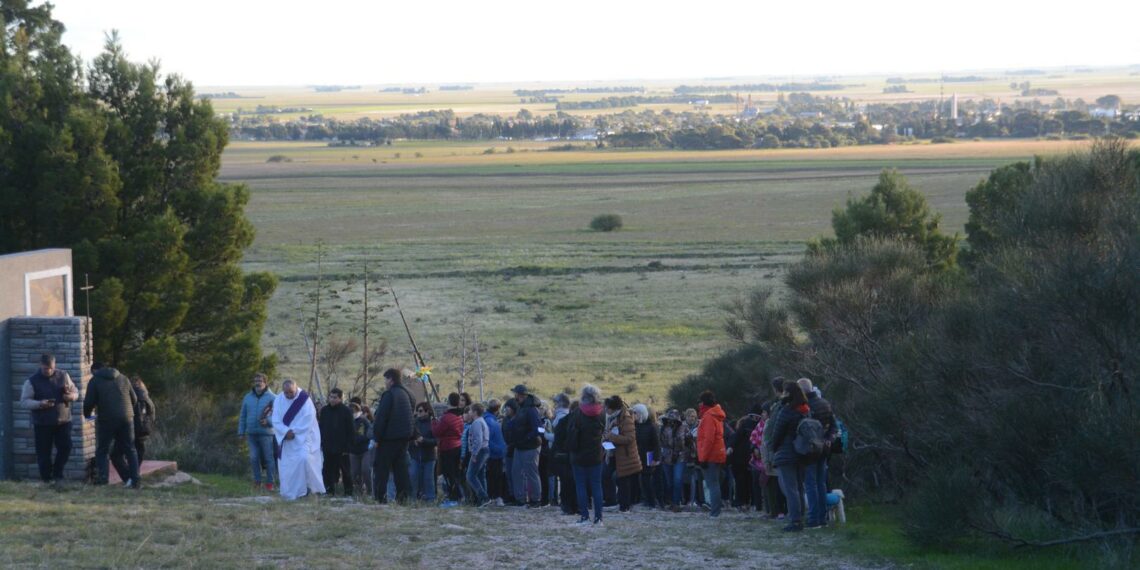 Se realizó el tradicional Via Crucis en el Calvario de Tornquist