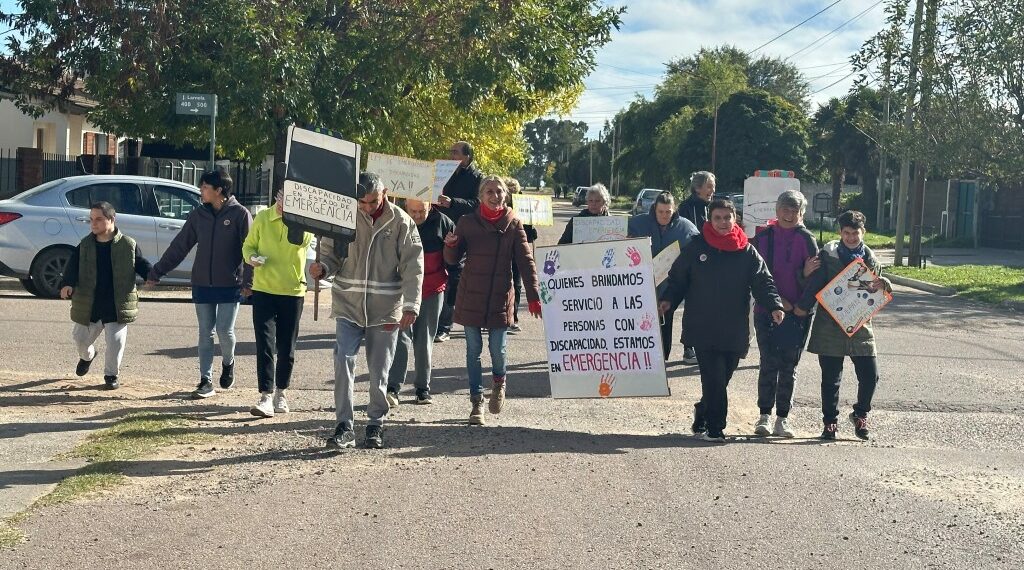 Caminata reclamando por el tratamiento de la ley de “Discapacidad y Emergencia”
