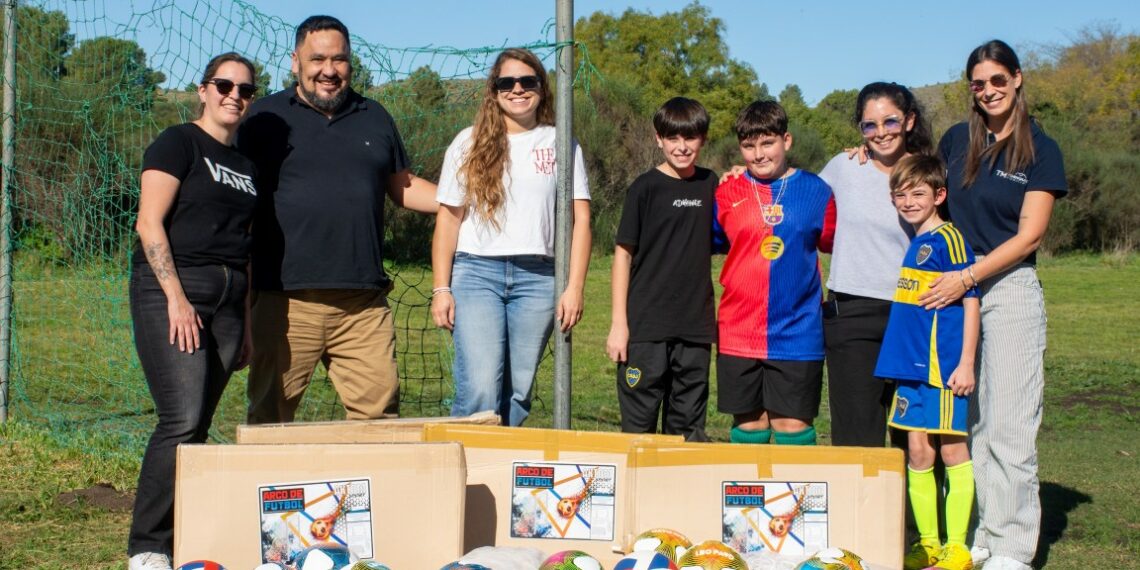 Decisión Niñez: El municipio entregó materiales deportivos a Villa Fútbol Club