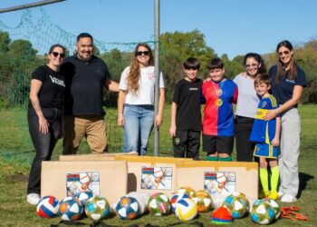Decisión Niñez: El municipio entregó materiales deportivos a Villa Fútbol Club