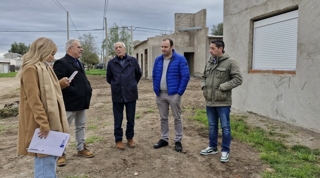 Sergio Bordoni recorrió el avance de las viviendas destinadas a policías y gestionó nuevas unidades habitacionales para Sierra de la Ventana