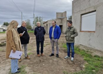 Sergio Bordoni recorrió el avance de las viviendas destinadas a policías y gestionó nuevas unidades habitacionales para Sierra de la Ventana