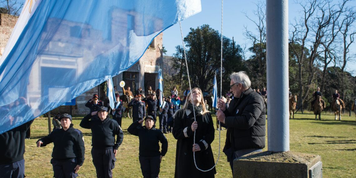 Día de la Bandera en el distrito: un homenaje al pie del Club Hotel de la Ventana