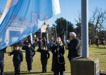 Día de la Bandera en el distrito: un homenaje al pie del Club Hotel de la Ventana