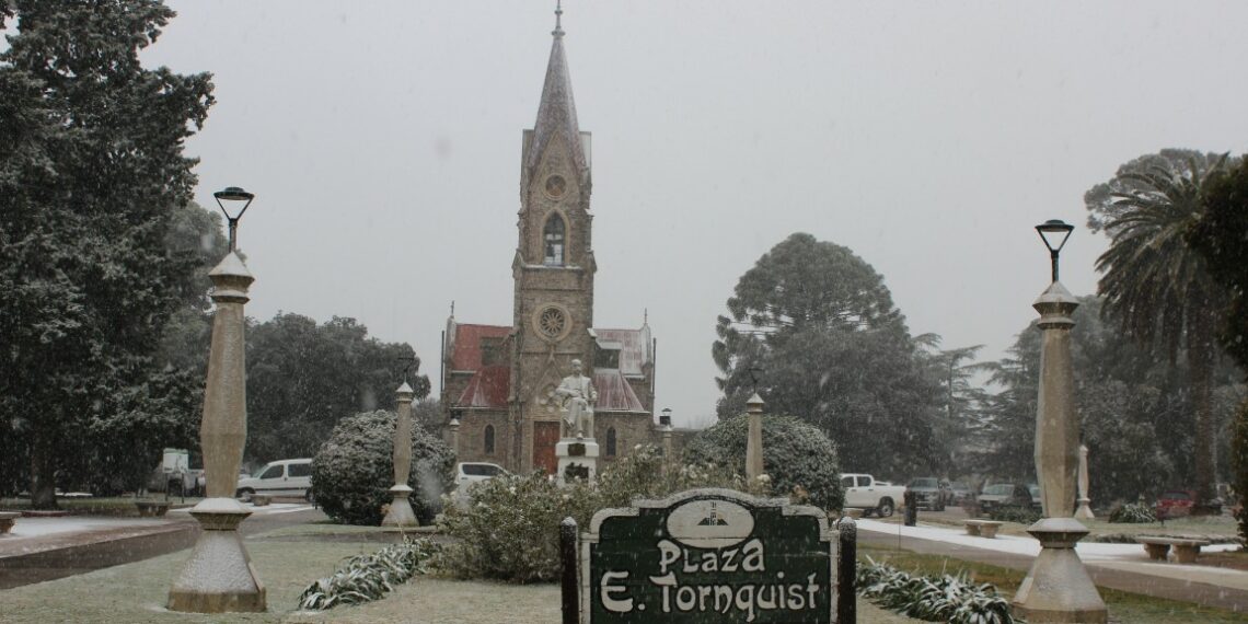 Una intensa nevada tiñe de blanco la zona serrana y realza su atractivo