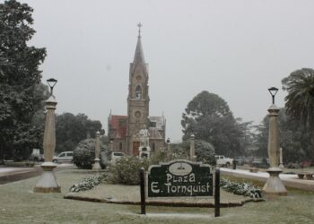 Una intensa nevada tiñe de blanco la zona serrana y realza su atractivo